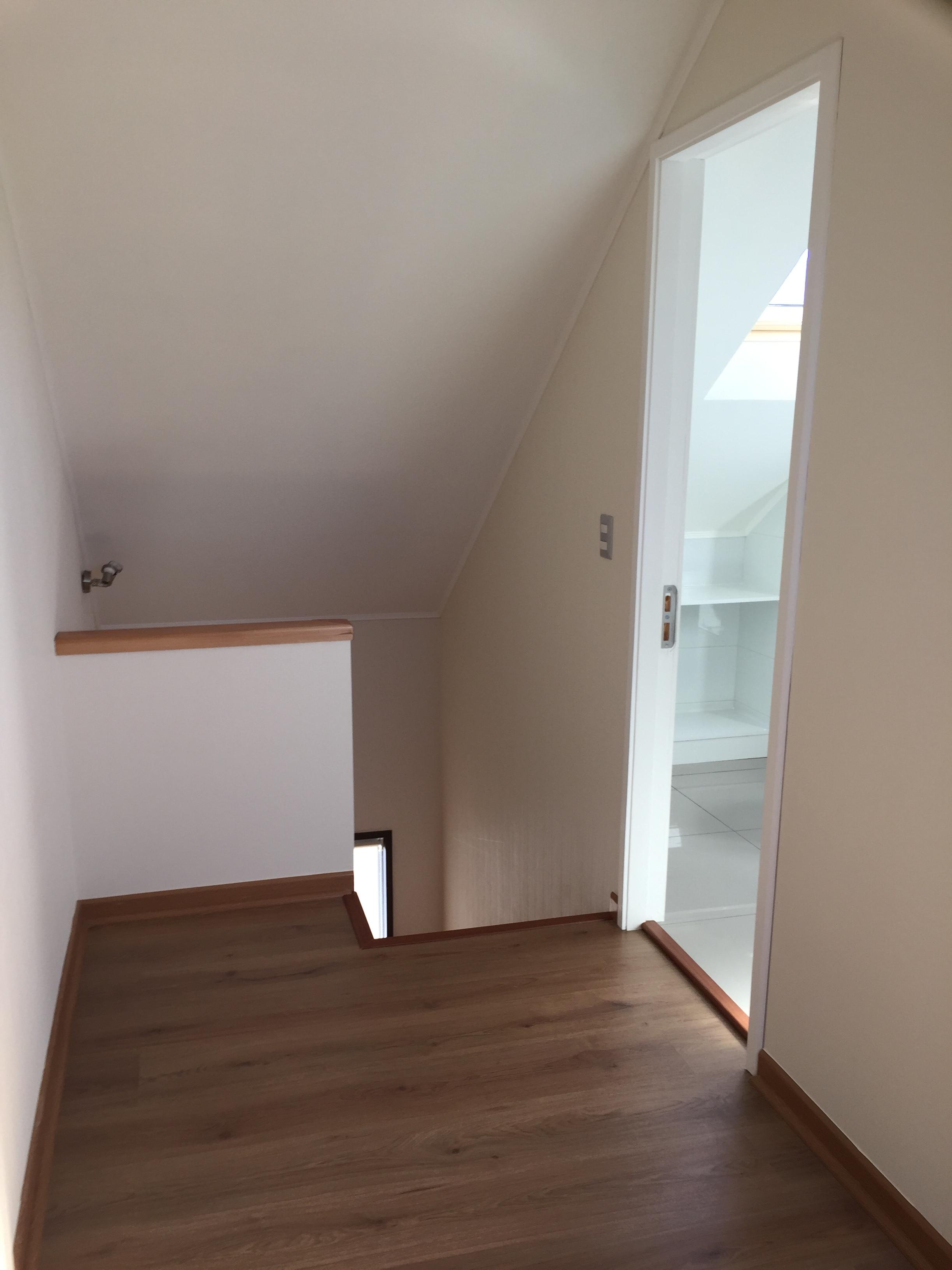Estructura de escalera recta con vigas de acero y peldaños de madera en obra
