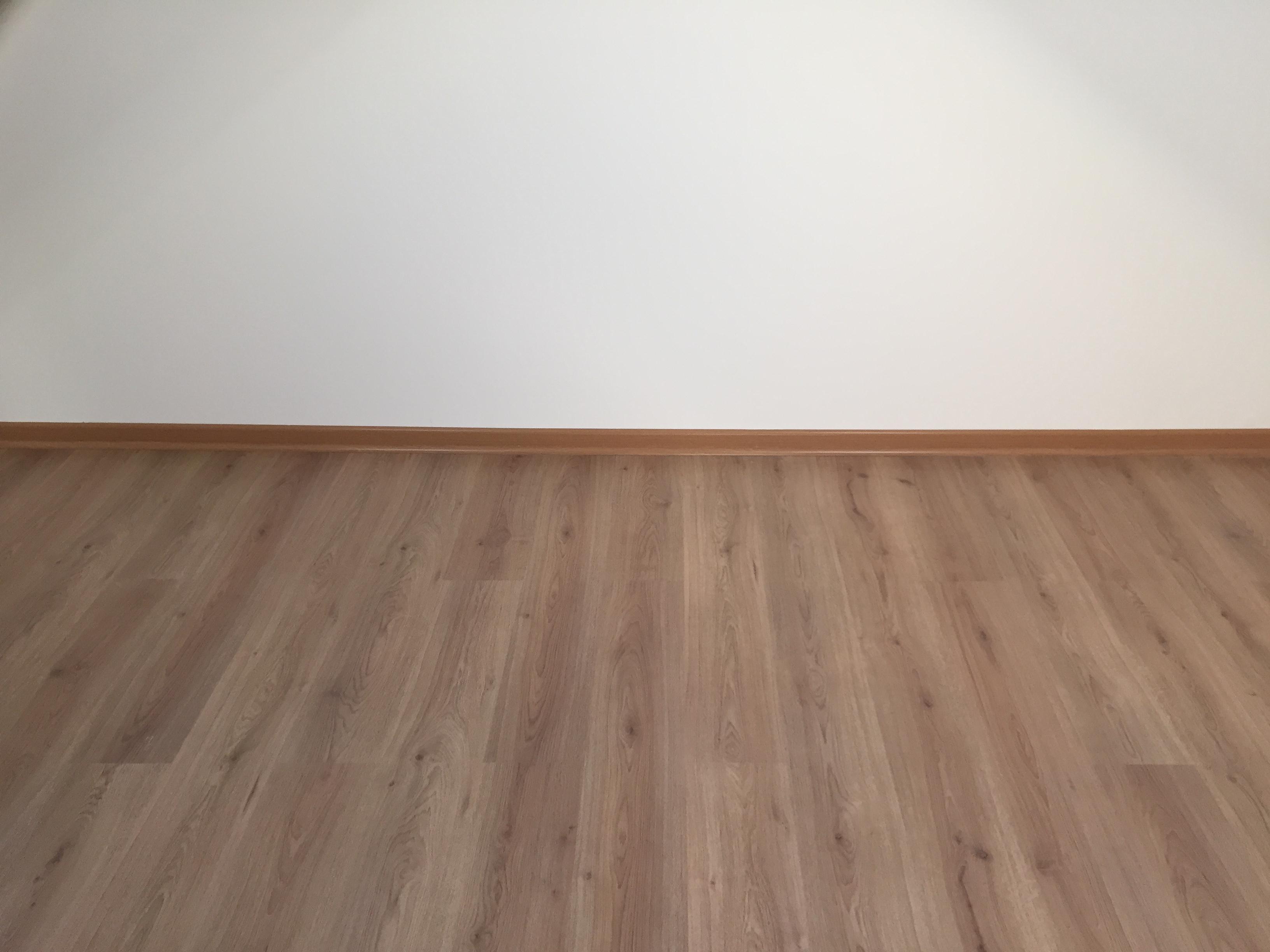 Piso flotante de alto tráfico instalado en áreas comunes de vivienda