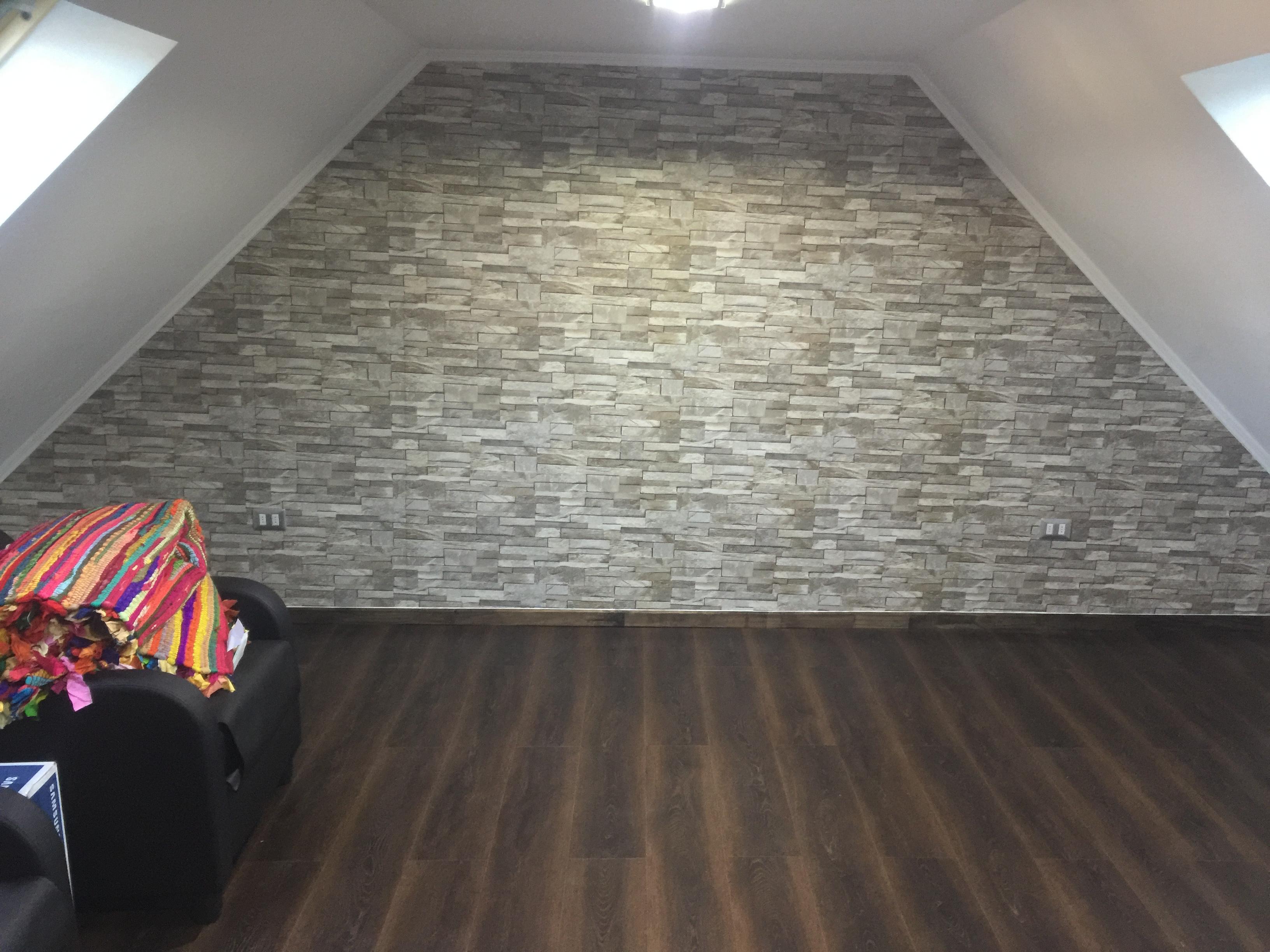 Cocina moderna con muebles blancos, cubierta de madera y campana de acero inoxidable