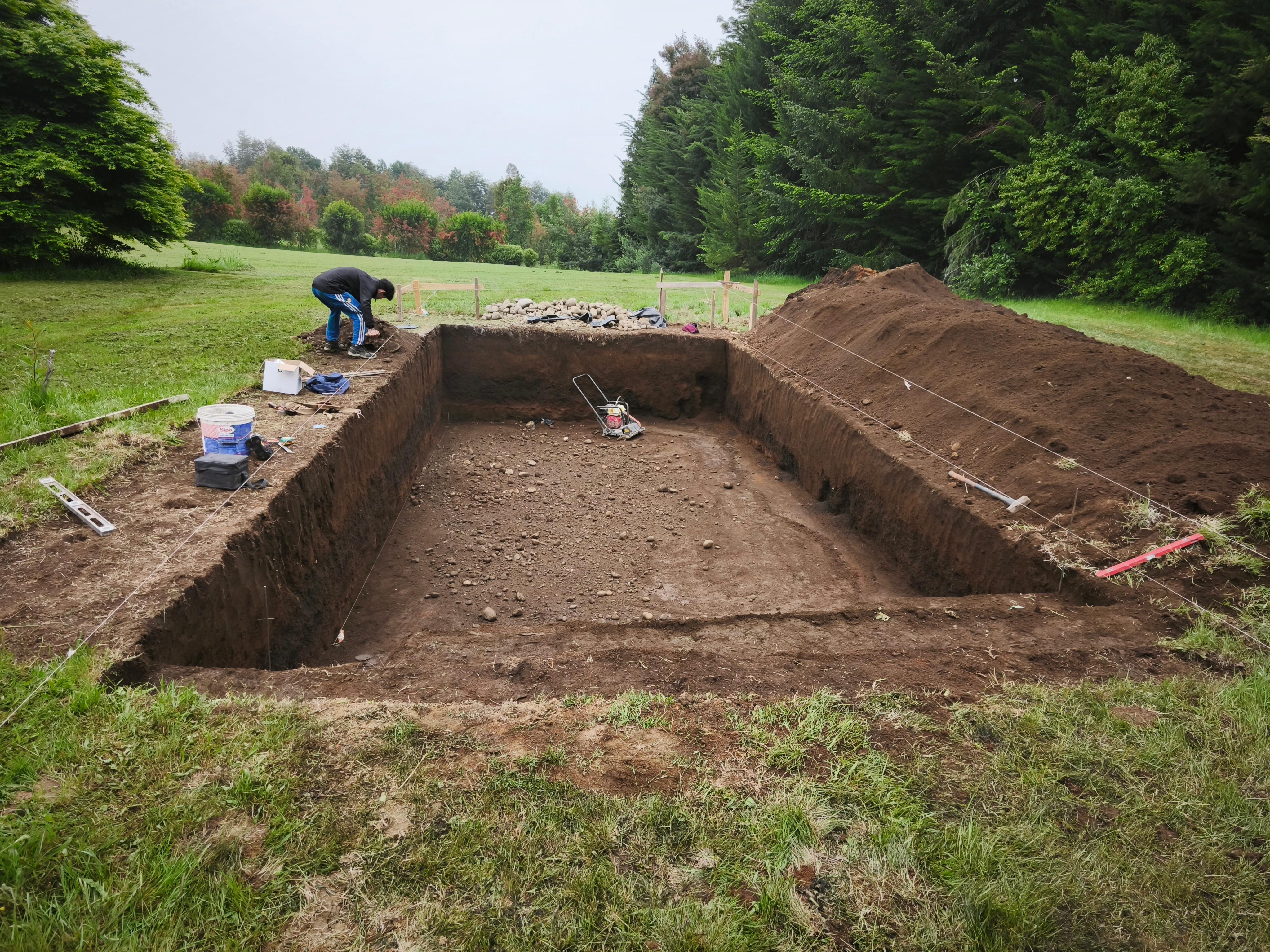 Enfierradura de acero instalada en excavación para piscina de hormigón en Villarrica