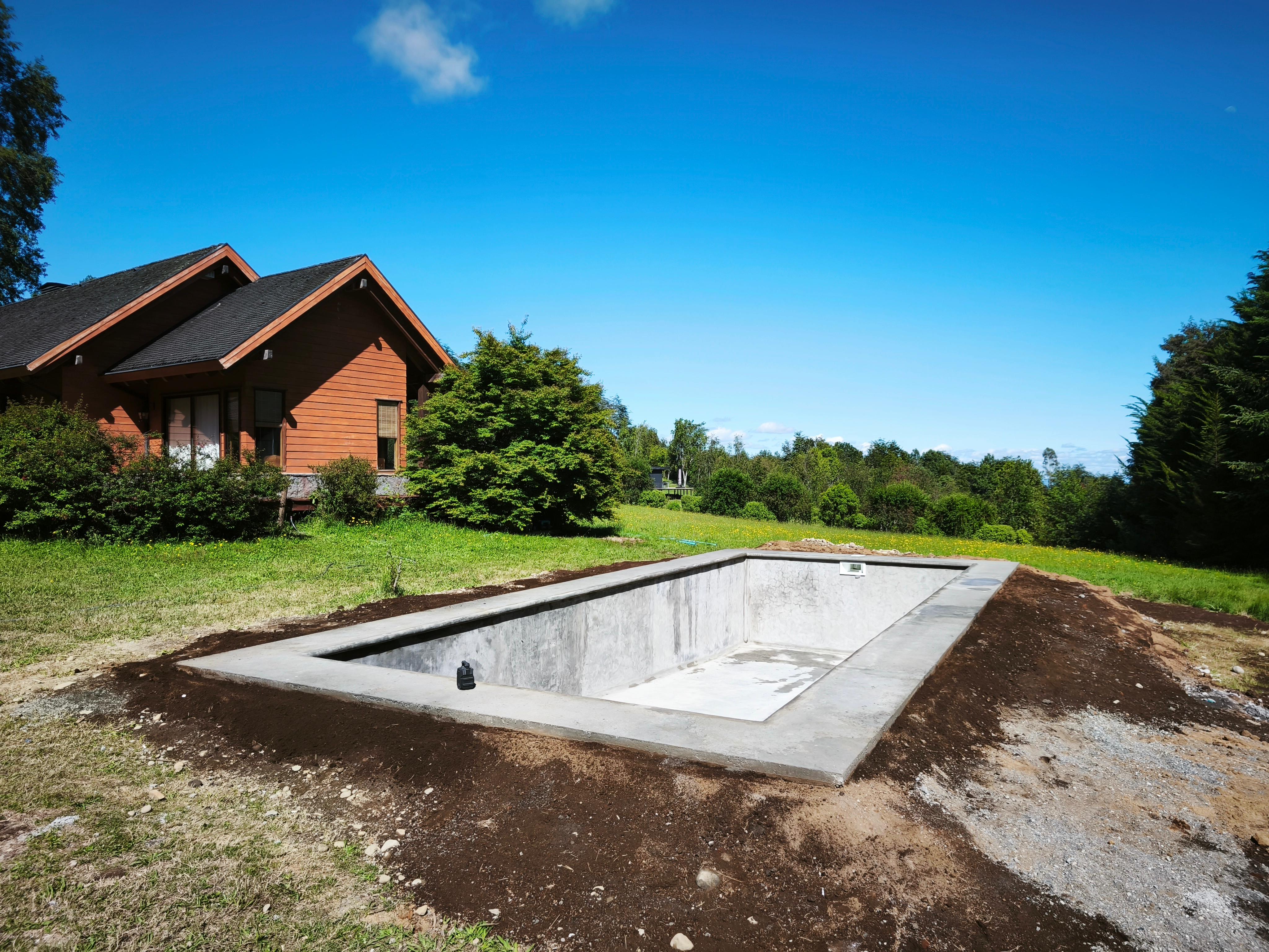 Borde de piscina con revestimiento atérmico y antideslizante color arena