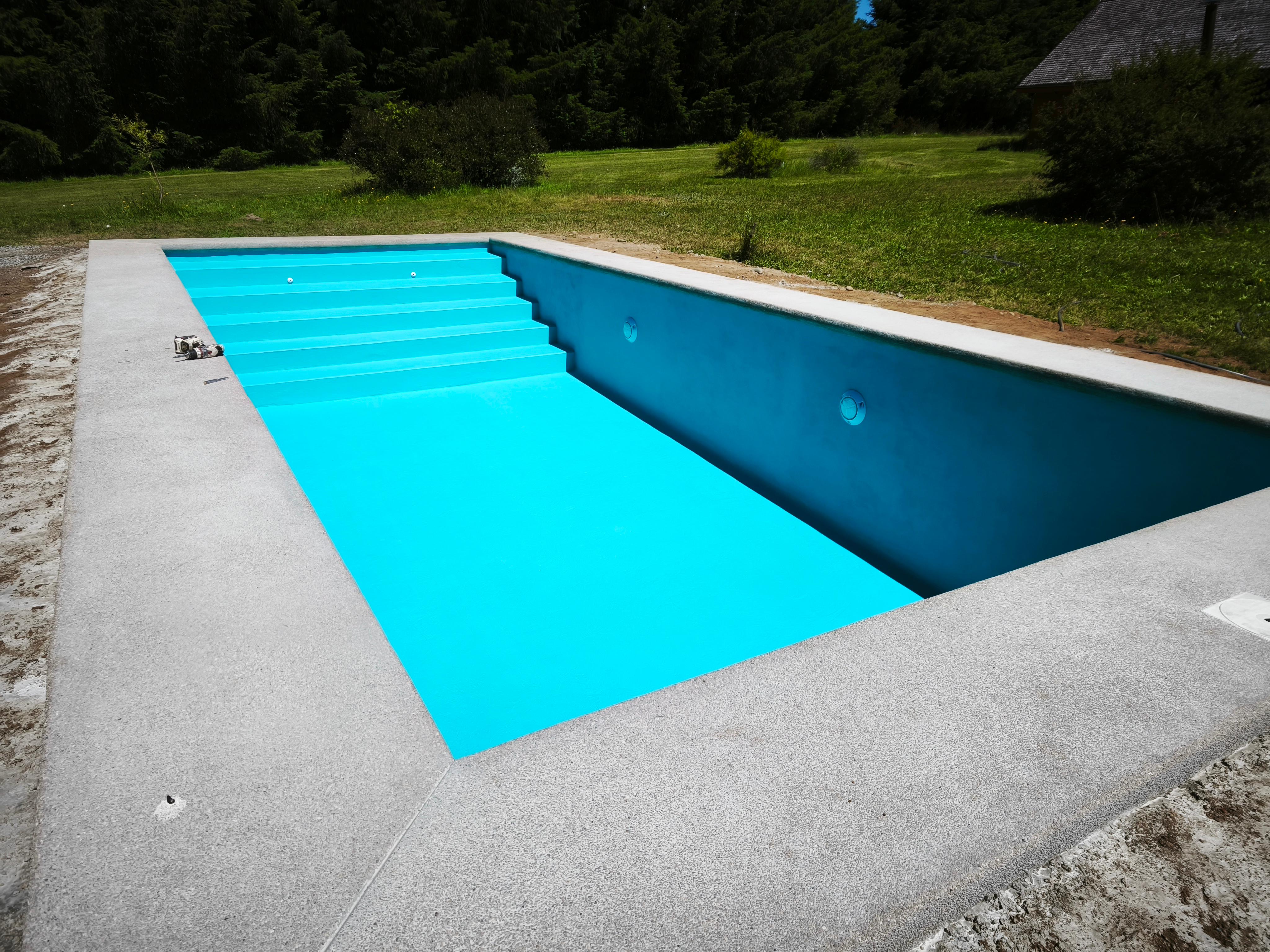 Piscina con sistema de filtrado y focos LED instalada en Pucón