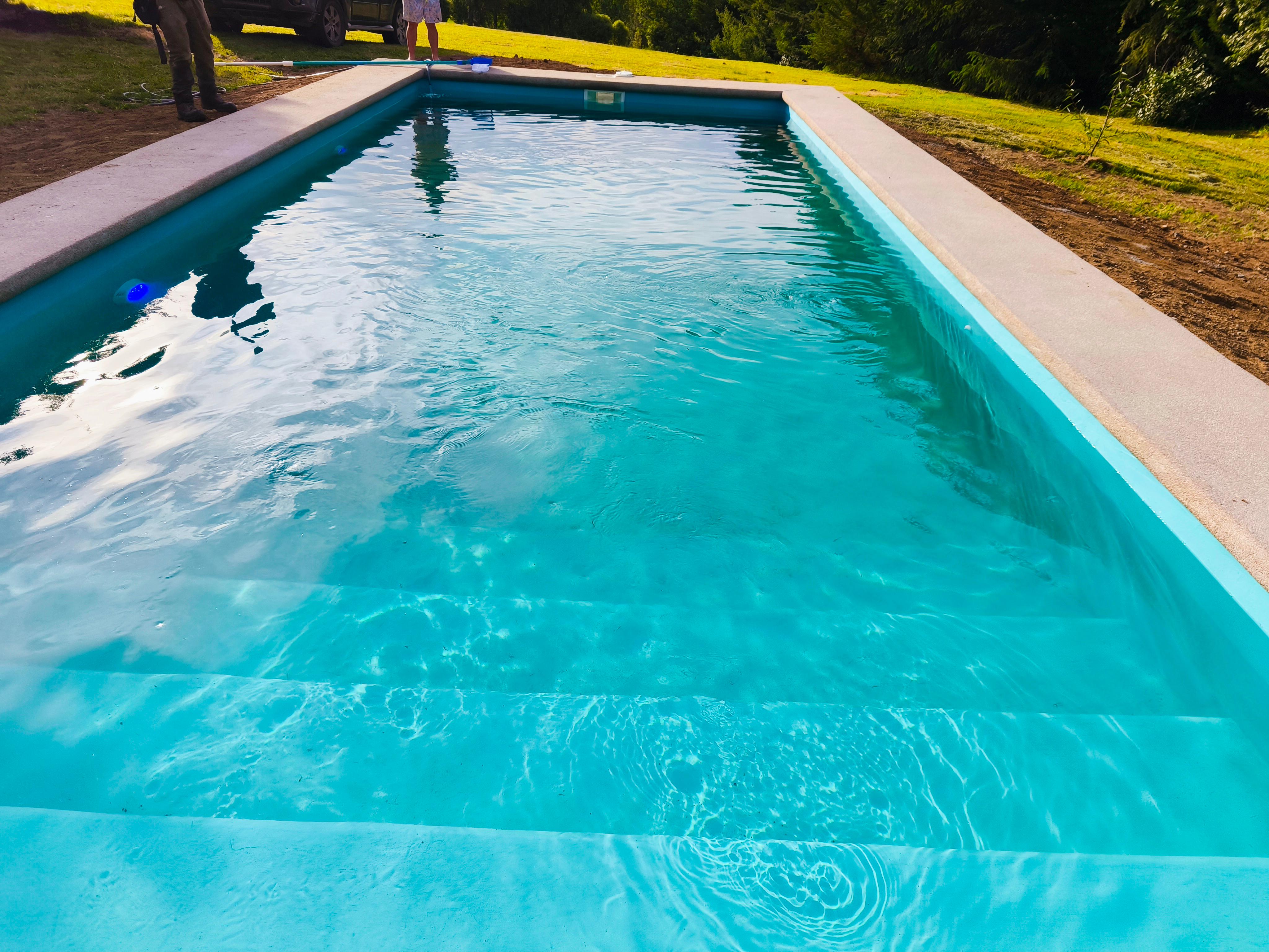 Construcción de deck de madera y entorno para zona de piscina