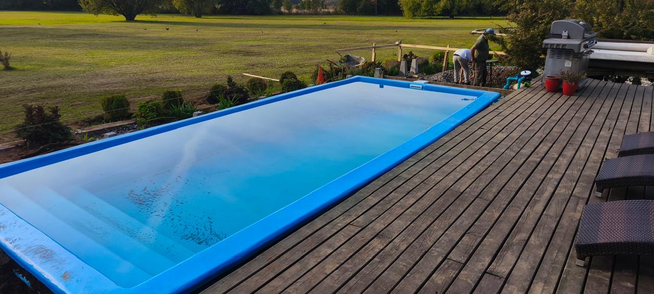 Piscina con cascada y equipamiento de climatización profesional